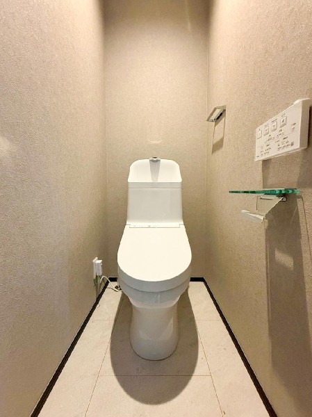 洗浄機能付き便座を標準装備。冬の寒い時期には暖房機能も活躍。快適にご利用いただけます。