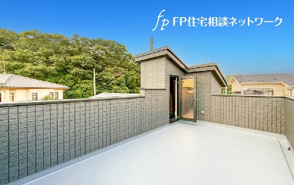 お洗濯物を干すだけのスペースではもったいない多用途にご利用いただける大型バルコニーです。天気の良い日にはテーブルとイスを並べて外でお食事なども楽しめ、ご家族憩いの場としてもご利用いただけます。