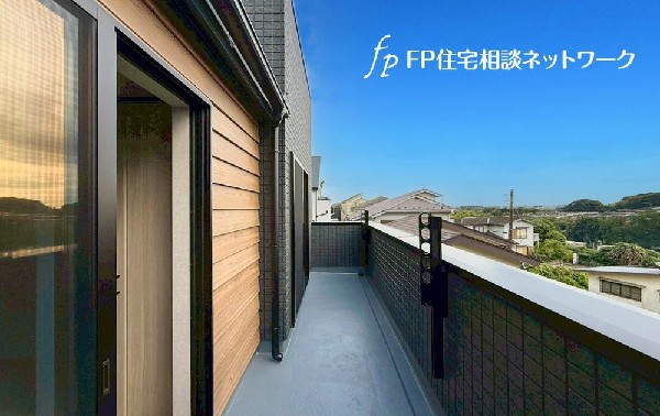 開放的なバルコニーは太陽の温かな温もりをめいっぱい受け止めてくれます。太陽の光と爽やかな風を受けたお洗濯物はあっという間に乾き、取りこむ時には太陽の匂いを感じられそうですね。