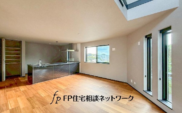 ご家族が集まるからこそＬＤＫは拘りたいですよね！日光をたっぷりと取りこめるリビングでゆったりと過ごしませんか？子供たちが元気に笑いながら走り回っている姿が目に浮かぶ空間です。