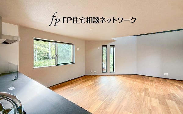 オープンでのびやかな空間を生み出す、こだわりの広がりとゆとり。家族と過ごす時間を大切にしたい方にぴったりの明るくゆとりある住空間です。窓からの日差しがリビングの隅々までしっかりと届きます！