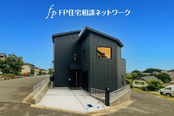 外観:良好な住環境が保たれたエリア。低層の一戸建を中心とした街並みが整然と続き周辺は高い建物が建っておらず、採光や開放性に恵まれ、空が広く緑の多い閑静な趣を感じる環境です。