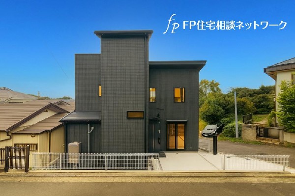 外観:四季を通じて自然と触れ合えるスポットが周辺には盛りだくさん！お散歩やジョギング、週末のご家族での遊びに最適です。目の前に広がる開放感とゆとり、暮らしの夢を育む理想の住まいがここにはあります。