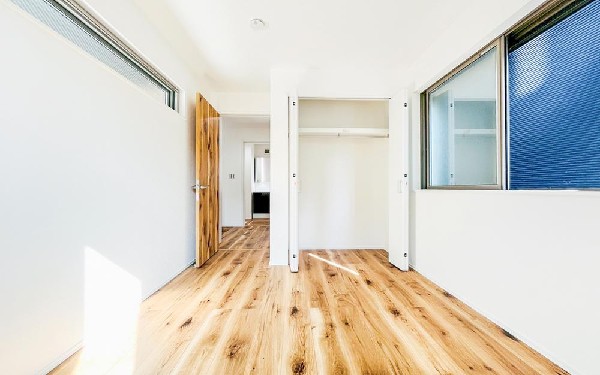 収納力が豊富な大型クローゼット。普段着やスーツはもちろん、コート類などもしっかり掛けられます。奥行きもあるので、収納ボックスをそのままクローゼットの中へ。部屋にものが出ずスッキリしますね。