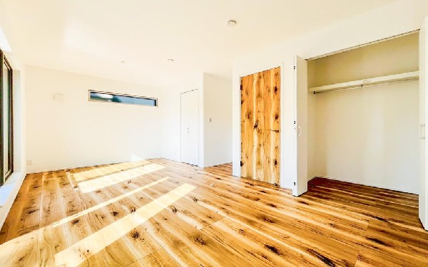 光が取り込みやすい2面採光の居室。日当たり良好です。クローゼットを完備し、収納スペースも十分。初めてのお子様にとっての「自分の部屋」。学習デスクやベッドの配置もラクラクです。