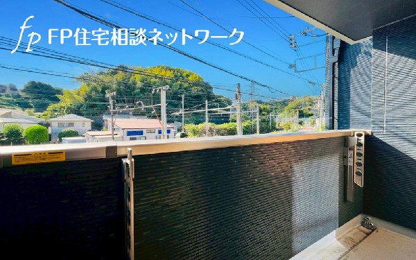 開放的なバルコニーは太陽の温かな温もりをめいっぱい受け止めてくれます。太陽の光と爽やかな風を受けたお洗濯物はあっという間に乾き、取りこむ時には太陽の匂いを感じられそうですね。