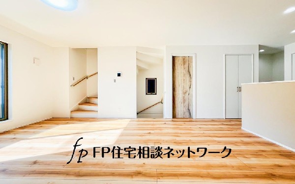 ご家族が集まるからこそＬＤＫは拘りたいですよね！日光をたっぷりと取りこめるリビングでゆったりと過ごしませんか？子供たちが元気に笑いながら走り回っている姿が目に浮かぶ空間です。