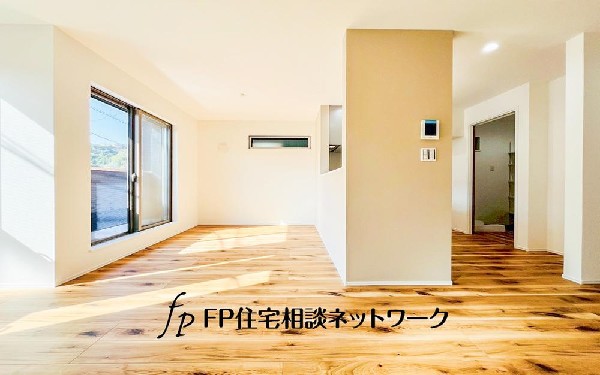 家族だんらんのリビング。家具の配置がしやすい広さを確保しつつ、窓が多い設計は沢山の光が取り込める拘りの間取りです。明るいリビングで寛ぐ新しい生活をスタートさせてみませんか。