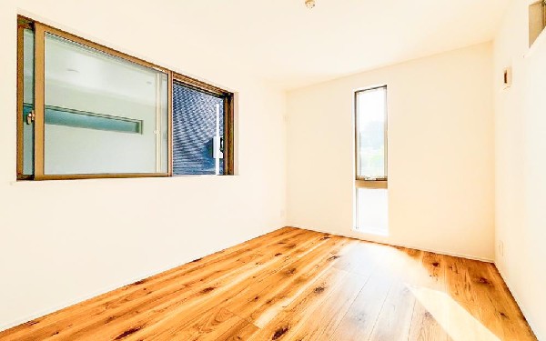 光が沢山取り込める大きな窓。日差しを長時間受ける事が出来る暖かいお部屋です。もちろんペアガラスなので、遮音性に優れ、結露も発生しにくい構造。サッシ周りのカビが発生しにくくなりますね。