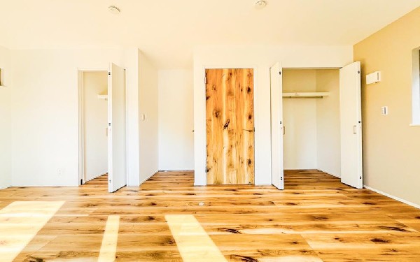 居室には収納クローゼットを完備！普段使いのお洋服や小物はもちろん、季節物のお洋服などもしっかりと整理整頓おしまい頂けます。居室空間をより広く隅々までお使いいただけますね。