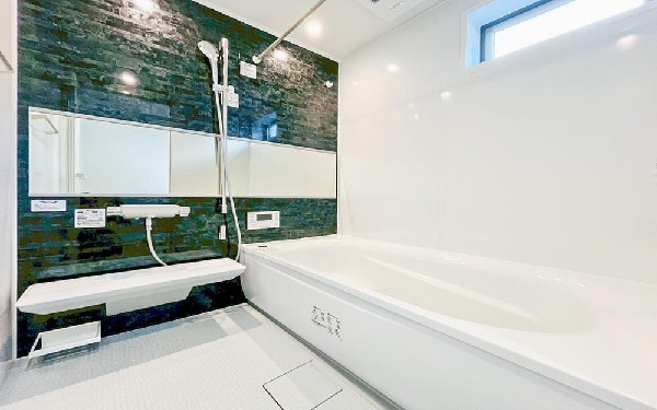 ゆったりと寛げる広々バス。殆どの方は足を伸ばして入浴することが可能で一日の疲れを癒す貴重なバスタイムです。お子様とご一緒にリビングとは違った家族団欒のひと時をお楽しみ下さい。