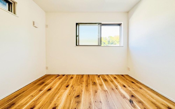 2面採光でお部屋の隅々まで明るい居室。おひさまの光を、爽やかな風をたっぷりと取り込めます。居室内はいつも明るい印象ですので、気持ちの良い朝を迎えられそう。毎日の生活も自然と明るくなりますね。