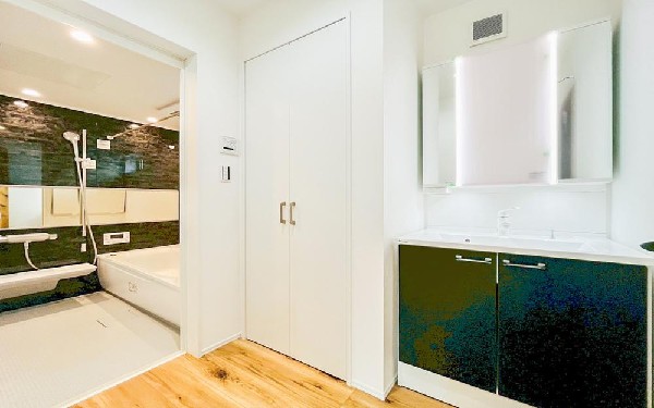 ３面鏡で髪のセットやお化粧もストレスなくこなせ、朝から気分良く通勤通学に向かえそうですね！鏡の裏にはたっぷりと収納スペースを標準装備！