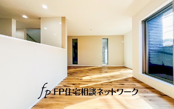 ＬＤＫのメインとなる大きな窓。開口部からは暖かい日差しが長い時間射し込みます。天気の良い日は是非窓を開けて風通しの良さもご体感下さい。明るいＬＤＫがご家族団欒の時を包みます。