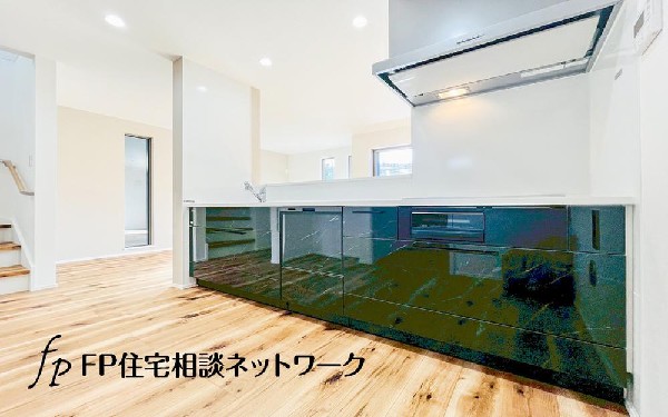 リビングを見渡せるカウンターキッチンでお子様の様子を伺いながら食事の支度が出来ます。家族の気配を感じられる、そんな空間を演出できるキッチンです。