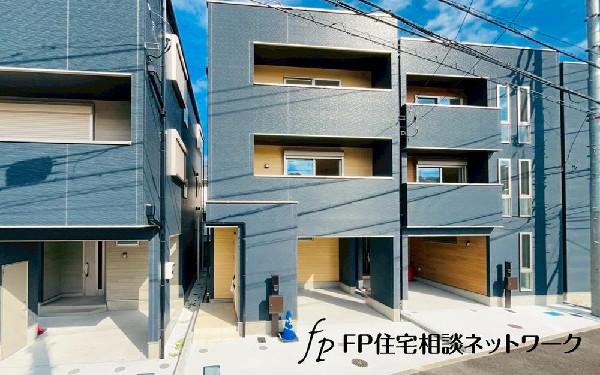 外観:深く豊かな緑と爽快な青い空を感じるまさに暮らしの心地よさを存分に堪能いただける邸宅です。グレードの高い設備仕様が標準装備のデザイン住宅で快適で便利な生活をお送り頂ける一品です。