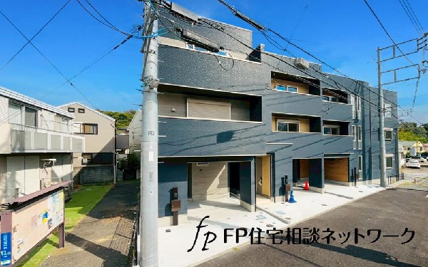 外観:黒を基調に個性を演出。クールな印象の中にあたたかみを感じさせるデザイン。青空を背景に凛と立つスタイリッシュな外観が、住まう人に誇りを与えてくれます。