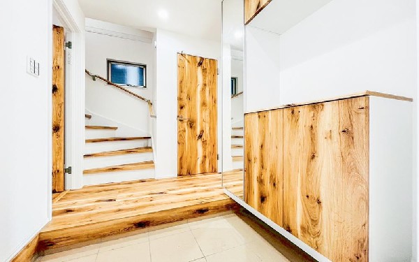 外観:気持ちの良い一日の始まりは笑顔でスタートしたいですよね。玄関ホールがスッキリ広々としていると帰る時も出ていく時も気持ちが良いものです！