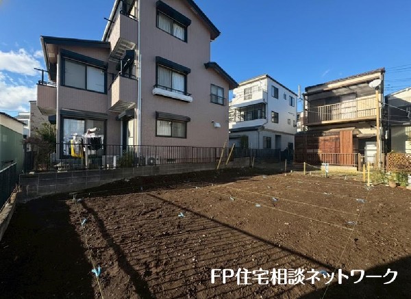 外観:前面道路は車通りの少ない道路。段差もなくお車の出し入れが苦手な方も駐車しやすそうです。