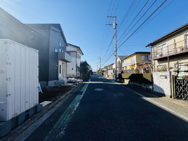 外観:前面道路は閑静な住宅地をはしる車通りの少ない道路