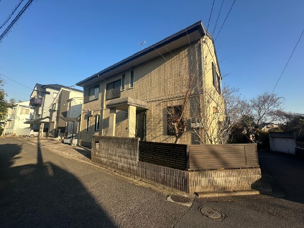 外観:季節の移ろいを感じられる立地。