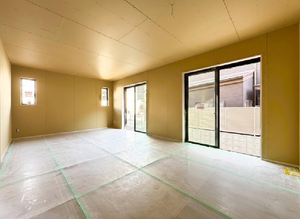 家族だんらんのスペースとなるリビング。窓が多い設計なので色々な角度から光が取り込めます。明るいリビングで新しい生活を。