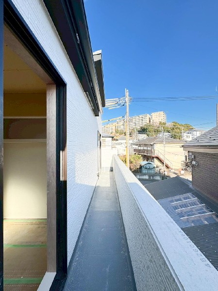 南からの明るい光が差しこむ陽だまりの空間。お洗濯もあっという間に乾きそうです。