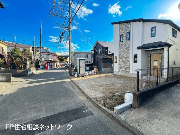 外観:前面道路は車通りの少ない道路。段差もなくお車の出し入れが苦手な方も駐車しやすそうです。