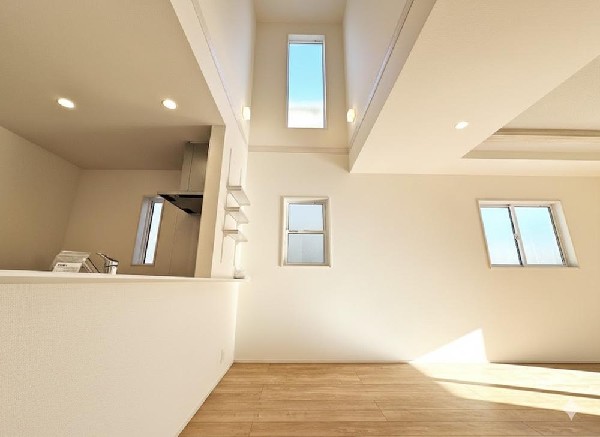 リビング上部の吹抜けには大きな窓があり、光が差し込みます♪