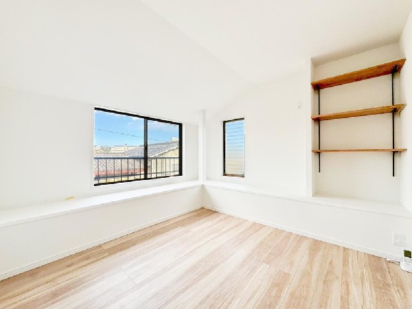 造作棚を備えたリフォーム済洋室。ディスプレイや収納としても使え、空間を自分好みに演出できます。高台につき開放感も良好です。