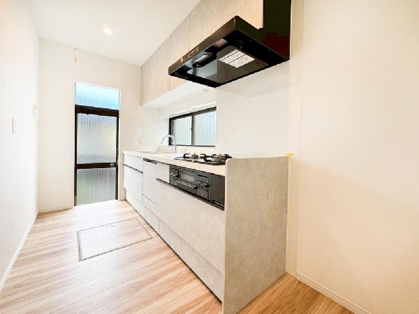 リフォーム済のキッチンは、勝手口付きで換気やゴミ出しもスムーズ。家事動線に配慮された、日常使いしやすい空間です。