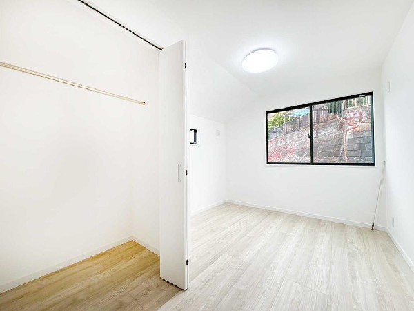 居室と収納を分けた設計で、身支度や片付けがスムーズ。毎日の暮らしを整える、機能的な洋室です。