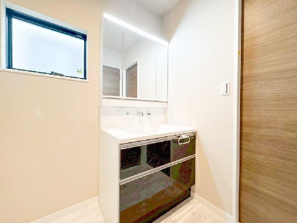 三面鏡収納付きの洗面化粧台を採用。身支度用品をすっきり収納でき、清潔感ある空間を保てます。毎日の支度が快適になる洗面室です。