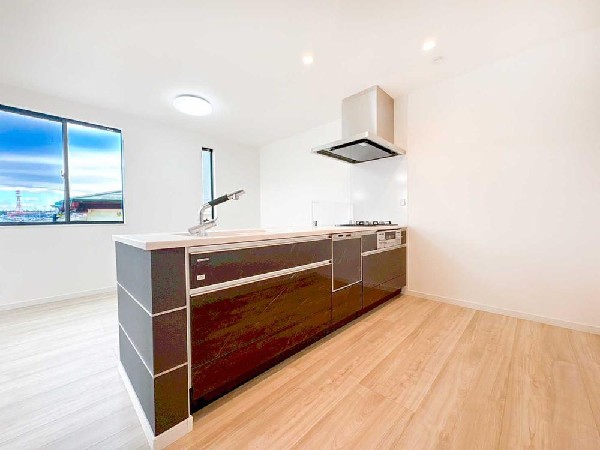 開放感あふれるLDKに映える対面式キッチン。料理をしながら家族との会話も楽しめ、家事動線にも配慮した使い勝手の良い空間です。