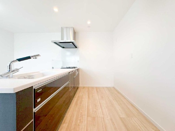 作業スペースに余裕のあるキッチン設計。複数人での調理や忙しい時間帯も動きやすく、毎日の家事を快適にサポートします。