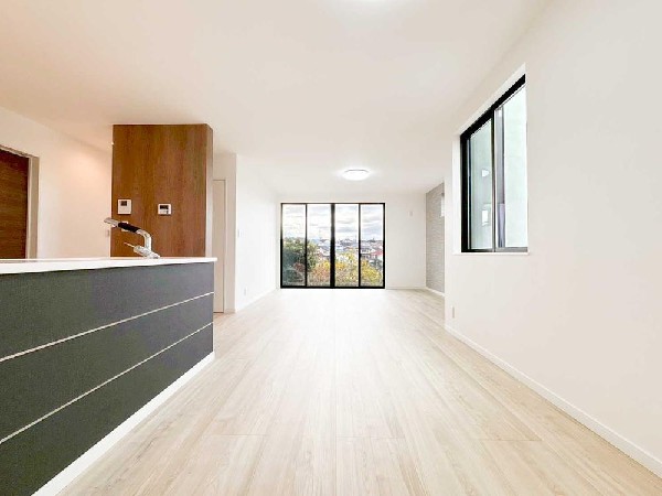 「この奥行き、この眺め。」高台立地×大開口が生み出す、開放感あふれるLDKです。