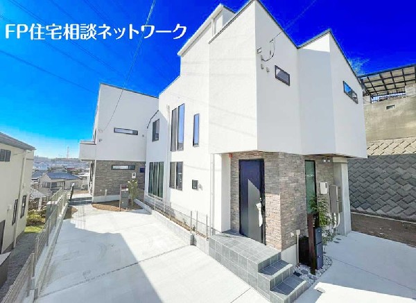 外観:高台立地ならではの開放感と眺望が魅力。白を基調としたシンプルモダンな外観に、ゆとりあるアプローチと駐車スペースを確保した新築邸宅です。