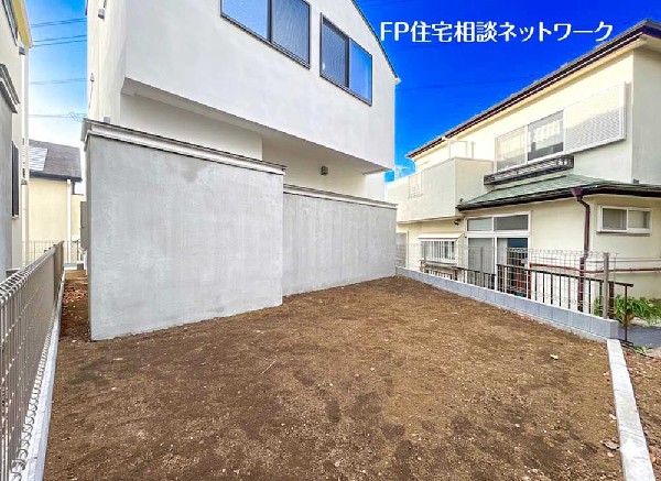 外観:お子様の遊び場やBBQにも使える広さを確保した専用庭。周囲の視線を抑えた設計で、家族が安心して過ごせる屋外空間です。