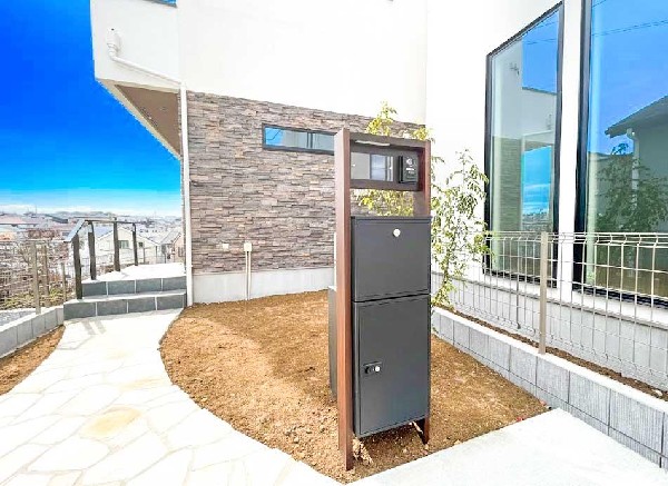 外観:“帰るたびに気分が上がる”美しいアプローチ。宅配ボックス付き門柱を標準装備し、見た目と使い勝手を両立した外構です。
