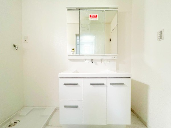 ゆとりのある洗面スペースで、朝の身支度やお掃除・片付けも快適スムーズです。３面鏡で髪のセットやお化粧もストレスなくこなせ、朝から気分良く通勤通学に向かえそうですね！