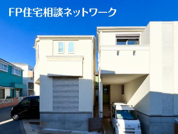 外観:良好な住環境が保たれたエリア。低層の一戸建を中心とした街並みが整然と続き周辺は高い建物が建っておらず、採光や開放性に恵まれ、空が広く緑の多い閑静な趣を感じる環境です。