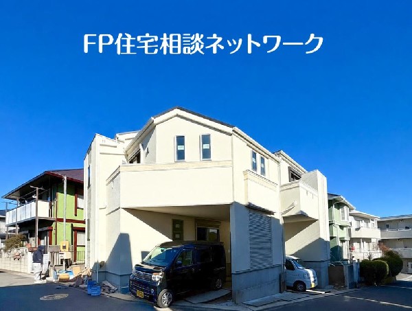 外観:深く豊かな緑と爽快な青い空を感じるまさに横浜に暮らす心地よさを存分に堪能いただける邸宅です。グレードの高い設備仕様が標準装備のデザイン住宅で快適で便利な生活をお送り頂けます。