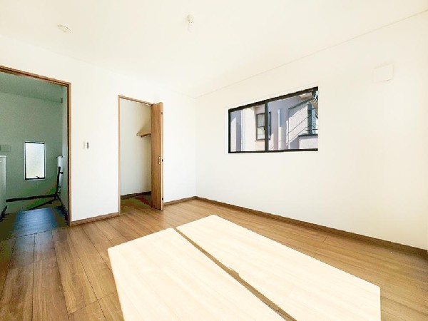 鞄やお洋服が収納できるウォークインクローゼット。大容量の収納は衣替えをする必要がないほど、お荷物を収納できます。必要なものやコーディネートを一覧して確認でき、身支度や準備が短時間で済みます。