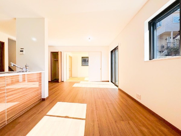 家族だんらんのリビング。家具の配置がしやすい広さを確保しつつ、窓が多い設計は沢山の光が取り込める拘りの間取りです。明るいリビングで寛ぐ新しい生活をスタートさせてみませんか