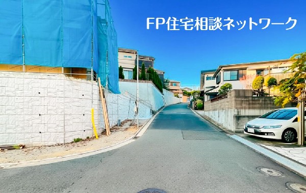 外観:良好な住環境が保たれたエリア。低層の一戸建を中心とした街並みが整然と続き周辺は高い建物が建っておらず、採光や開放性に恵まれ、空が広く緑の多い閑静な趣を感じる環境です。