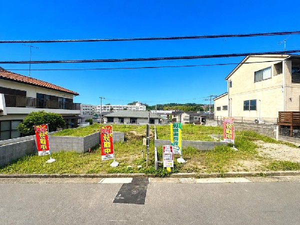 外観:窓枠から切り取られたまるで写真のような澄み切った光景。季節の移り変わりとともに、ゆっくりと愛でる時のありがたみ。