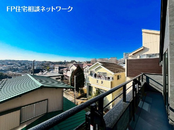 周囲には高い建物がなく、空が広く開放感があり、陽当りを大きく遮られることもありません。