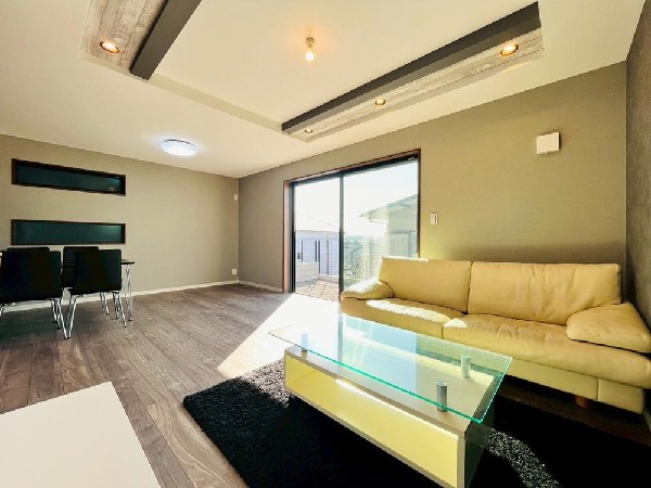 家族の思いを抱きながら、平和であることに感謝したくなる悠久の時。あたかかく感じるのは、陽当りだけではなかった！広く和やかに暮らせる空間と、家族の存在が胸にジーンと響きわたる。