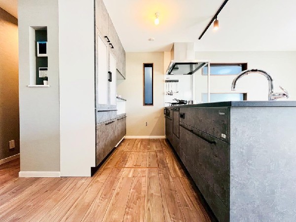 美味しい料理を作りたくなるような気持ちにさせてくれるオープンキッチン。見上げると柔らかなダウンライトが包み込み、彩りを添えます。