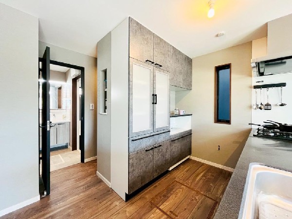 背面にカップボードが備え付けされています。システムキッチンと一体感あるカラーで見た目もgood。たまにしか使わない調理家電の収納に重宝します。